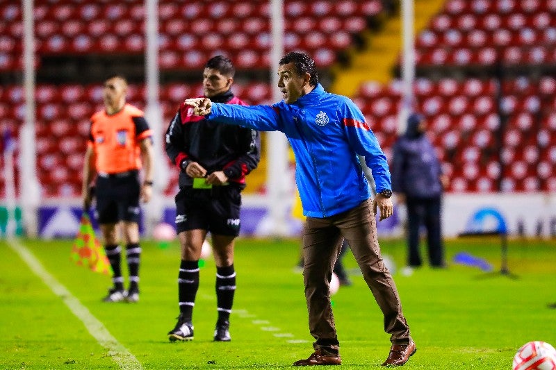 Ricardo Cadena dirigiendo a Chivas