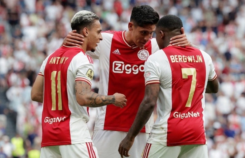 Edson celebra gol con Ajax