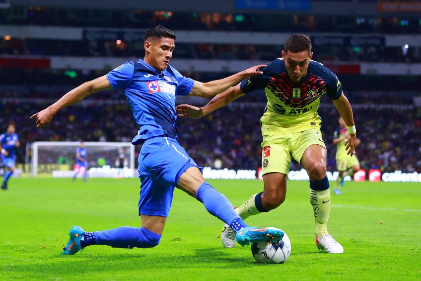 Uriel Antuna y Sebastián Cáceres disputando un balón