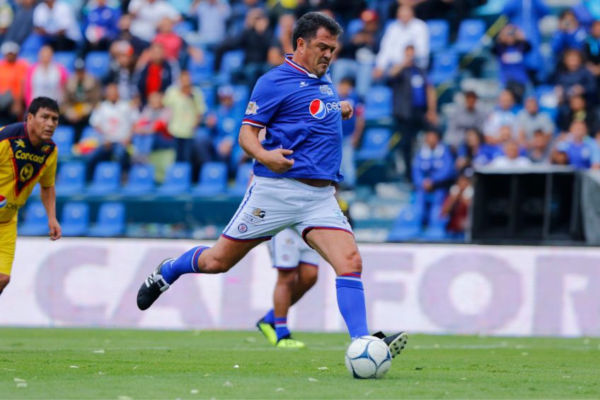 Carlos Hermosillo durante un partido de leyendas