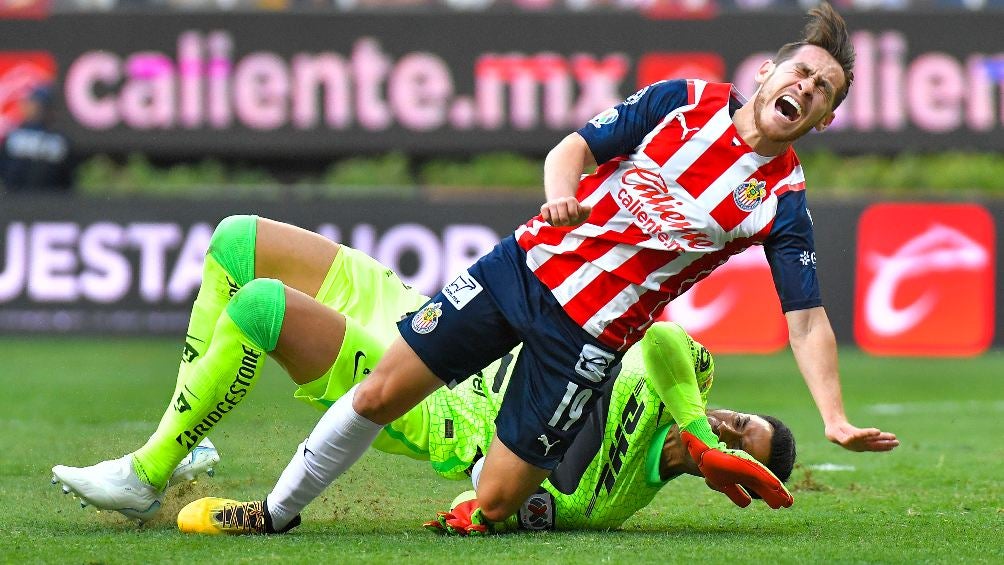 Angulo salió lesionado en el duelo contra Pumas