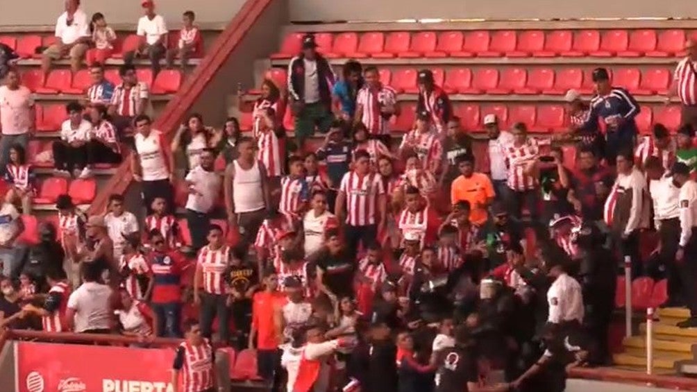 Video: Aficionados de Chivas se pelearon con la policía en el Estadio Victoria