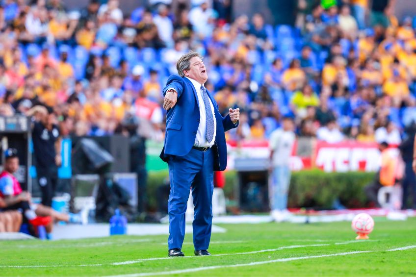 Miguel Herrera en un partido de Tigres