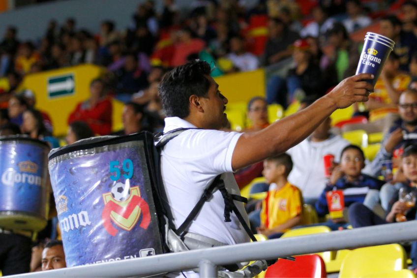 Persona vendiendo cerveza en un estadio