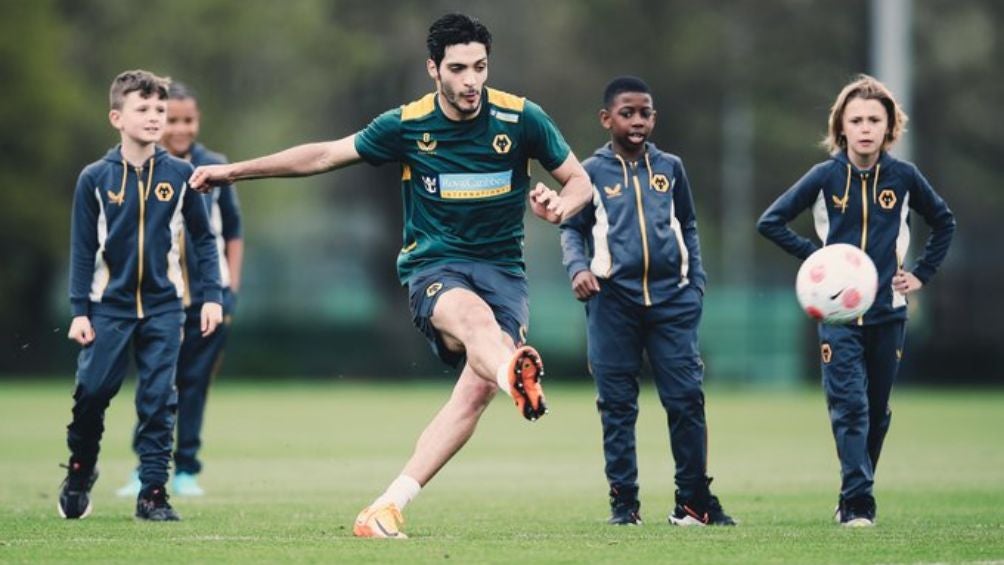 Raúl Jiménez viajó a Londres para el duelo contra Tottenham