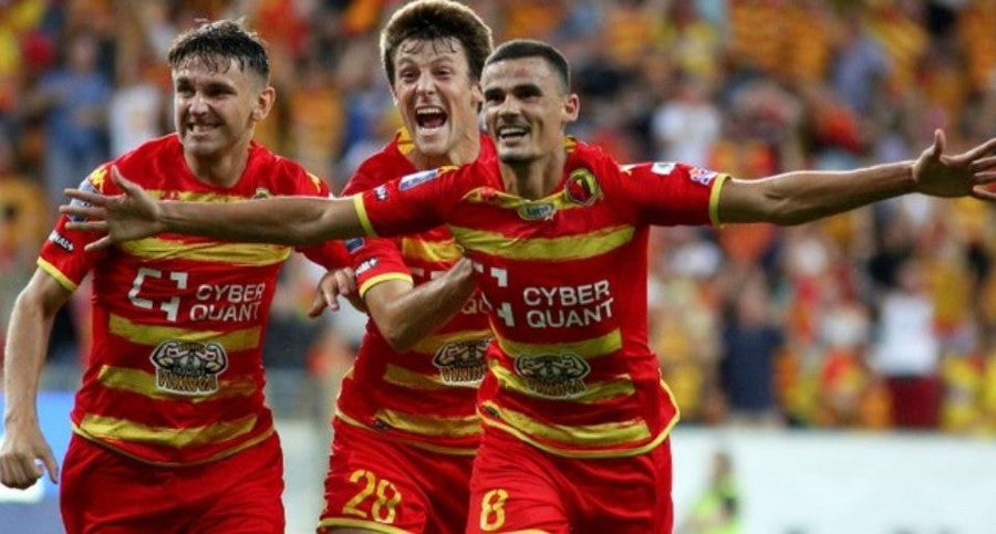 Jugadores del Jagiellonia Bialystok celebran gol del triunfo