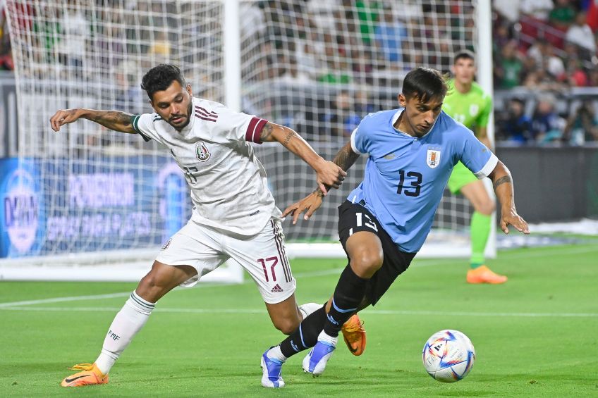 Tecatito Corona durante un partido de México