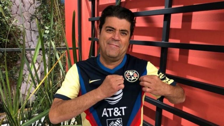 Jorge Van Rankin con la playera del América