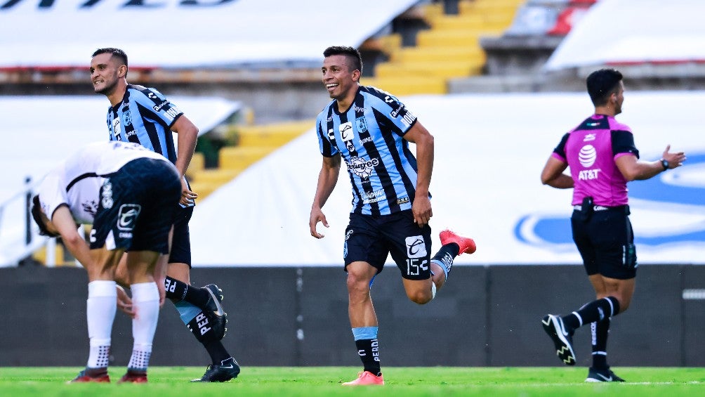 Jugadores de Gallos en festejo de gol