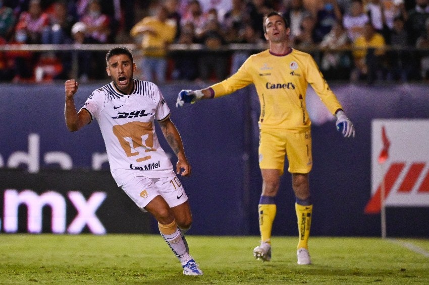 Toto Salvio celebrando su doblete con Pumas