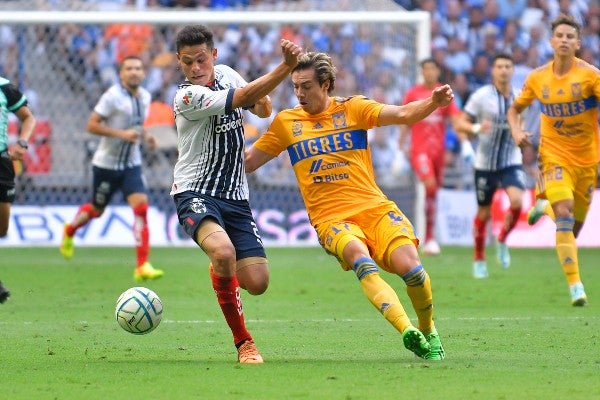 Alfonso González de Tigres pelea el balón con Sebastián Córdova