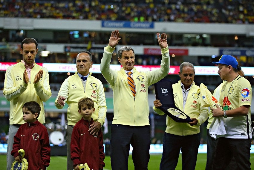 Enrique Borja recibiendo un reconocimiento de América