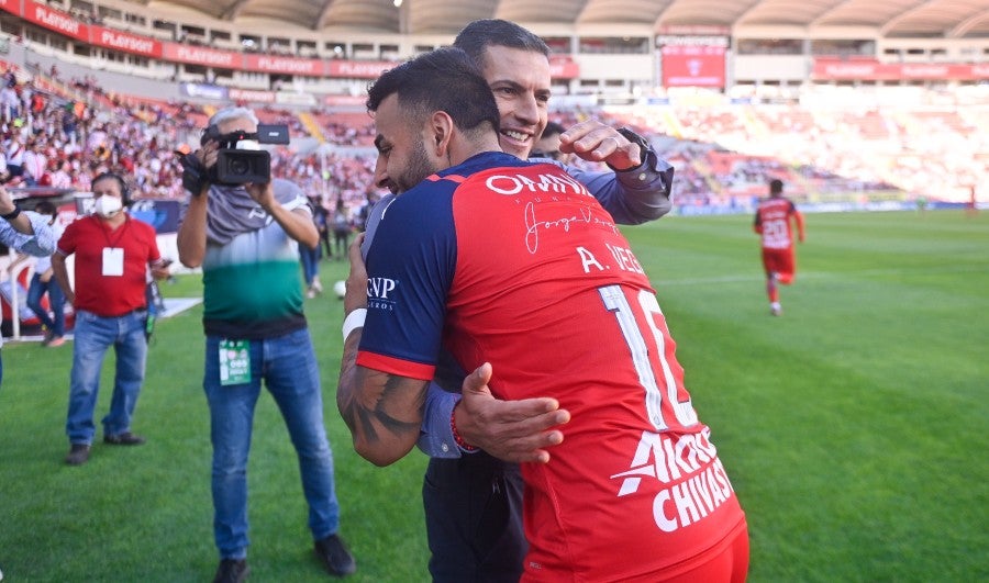 Lozano se abraza con Alexis Vega