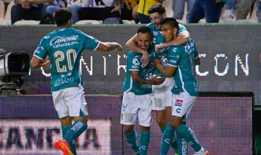 Jugadores esmeraldas celebran gol