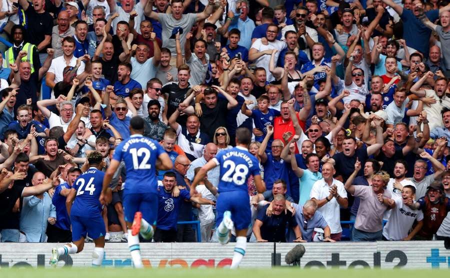 Afición de los Blues celebra gol ante Tottenham