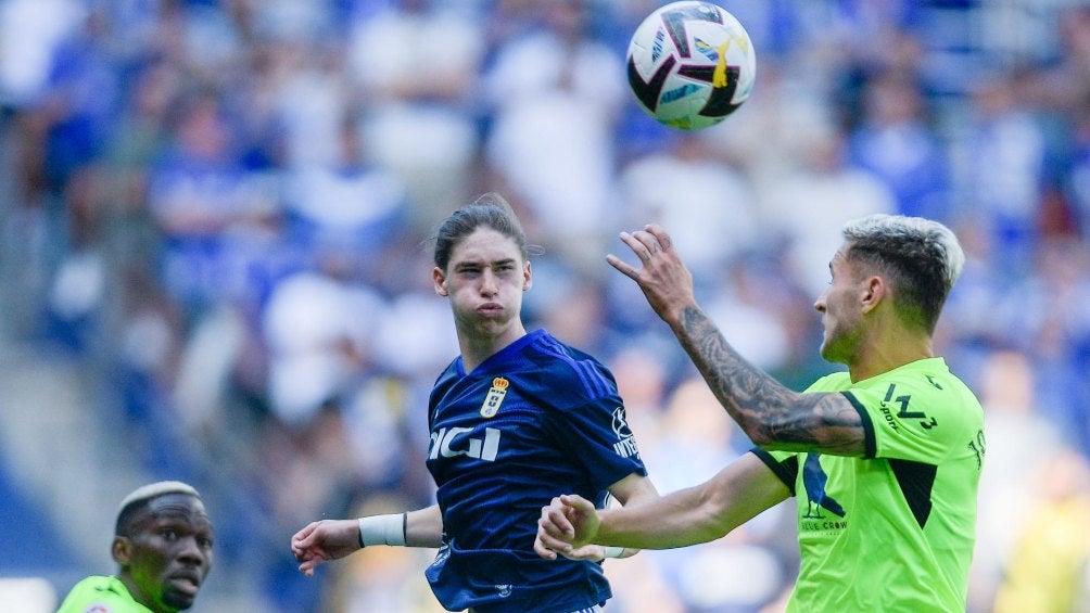 Marcelo Flores en acción con el Real Oviedo