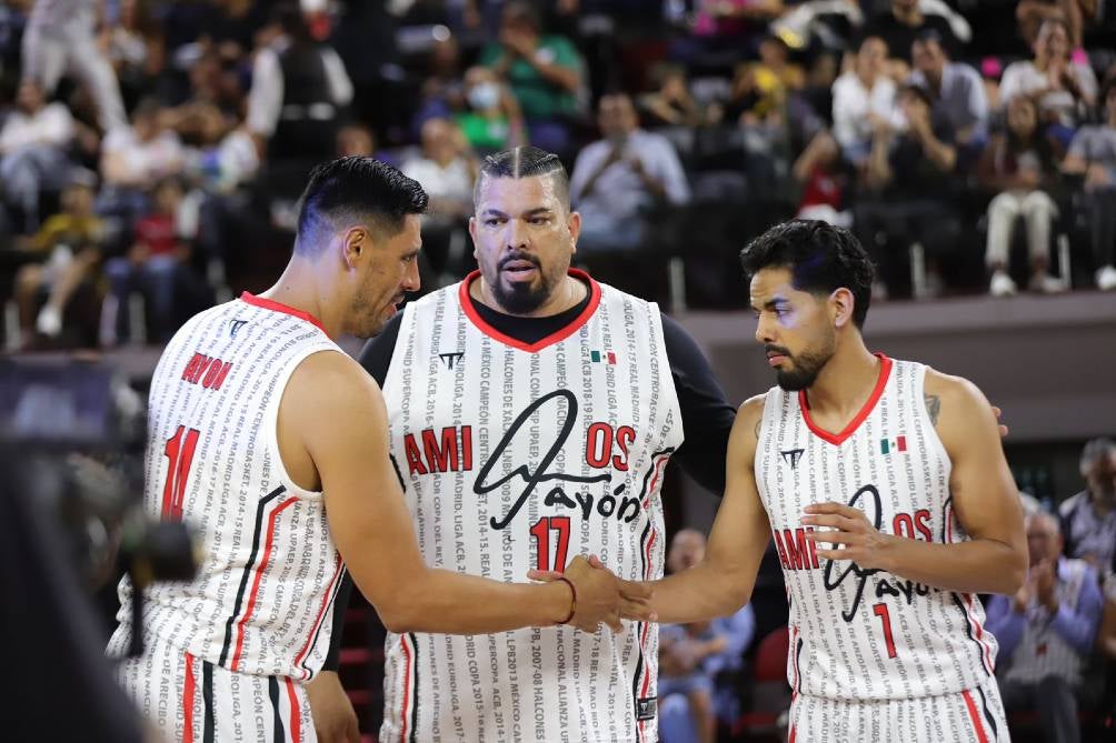 Gustavo Ayón junto a leyendas del baloncesto