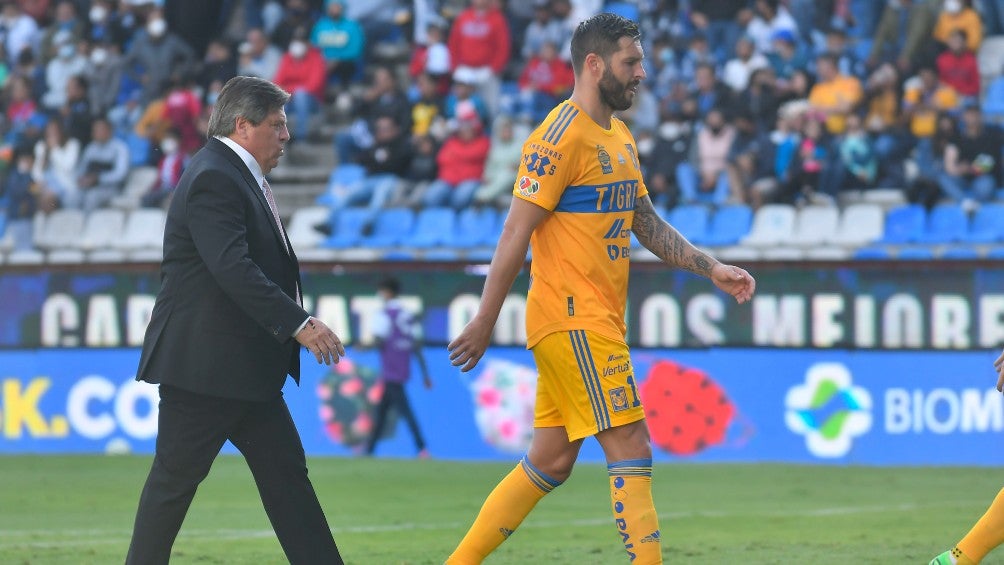 Gignac y Miguel Herrera al finalizar el partido