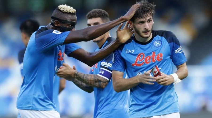 Jugadores del Napoli celebran gol al Monza