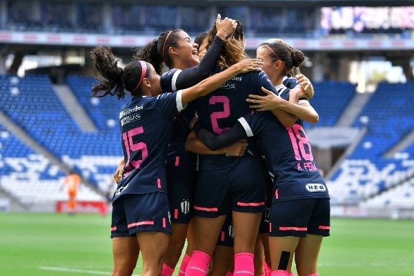 Rayadas de Monterrey celebran en el Gigante de Acero