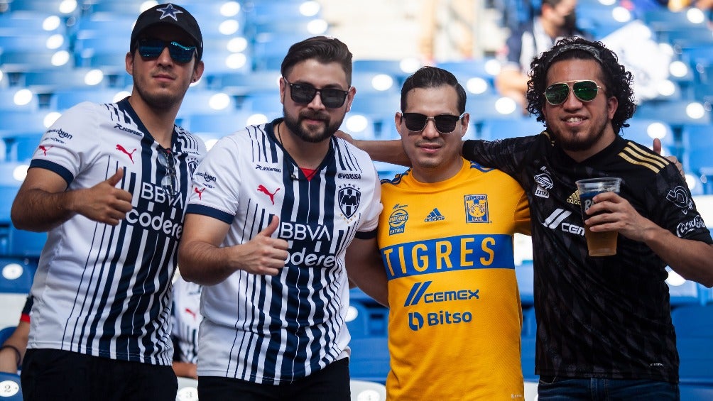 Aficionados en el Clásico Regio 