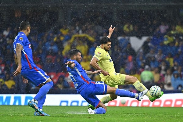 Henry Martín en acción durante el Clásico Joven