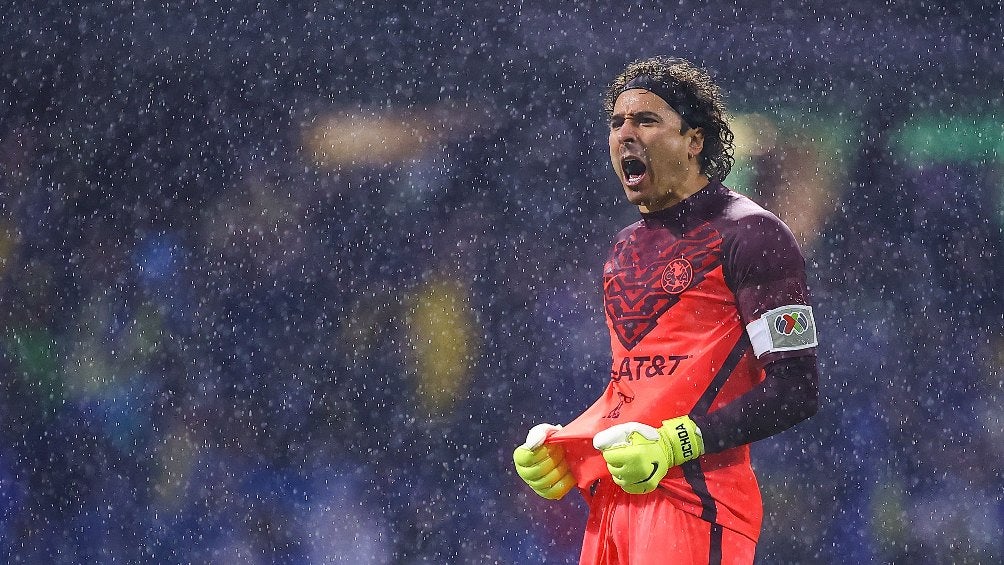 Memo Ochoa celebra con América en el Clásico Capitalino