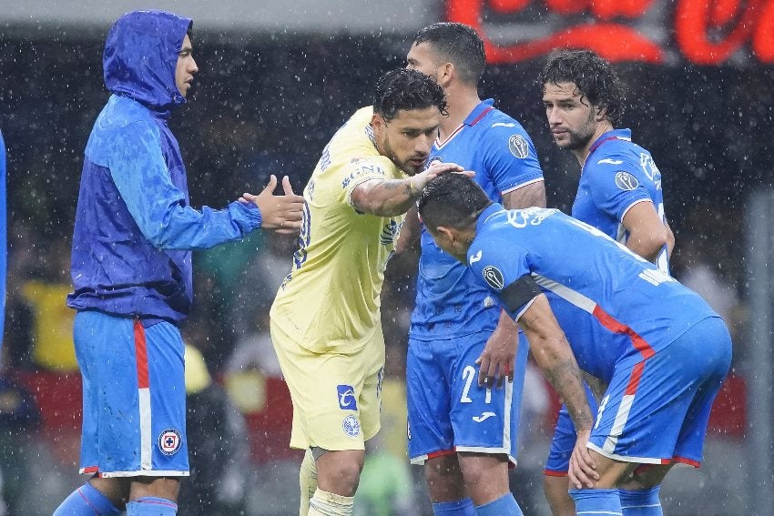 Jugadores de Cruz Azul tras ser goleados por América