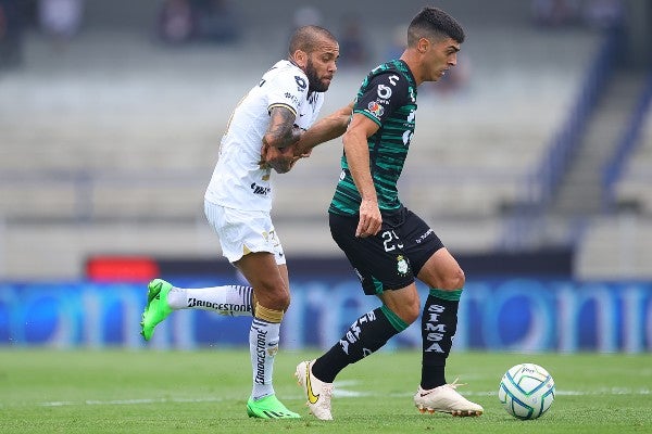 Dani Alves en acción ante Santos