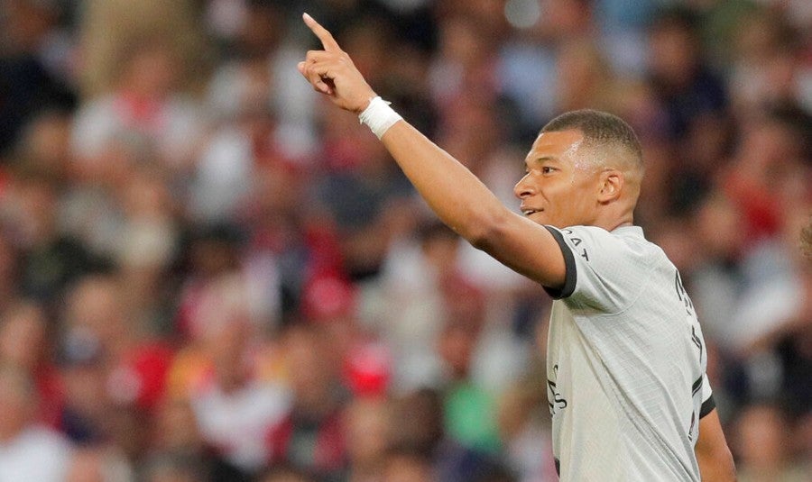 Mbappé celebra uno de sus tres goles al Lille