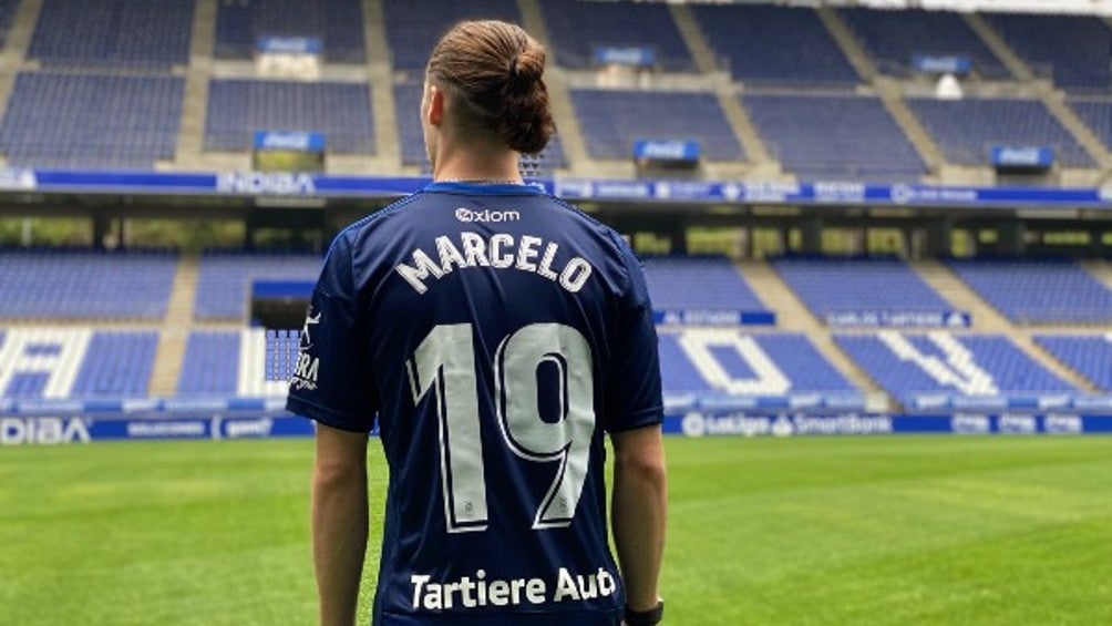 Marcelo Flores con la camiseta del Real Oviedo