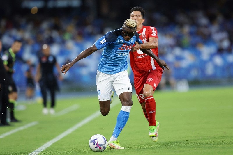 Osimhen en disputa por el balón