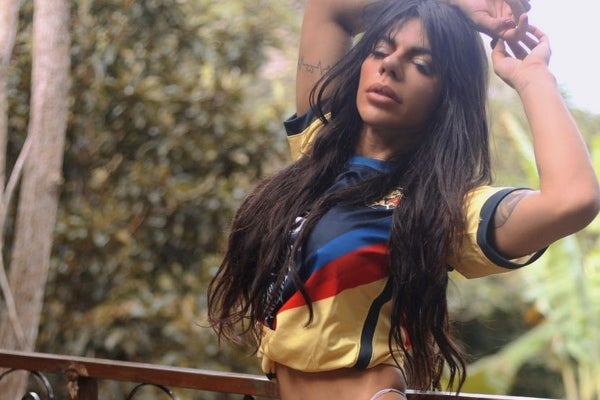 Suzy con su camiseta del América