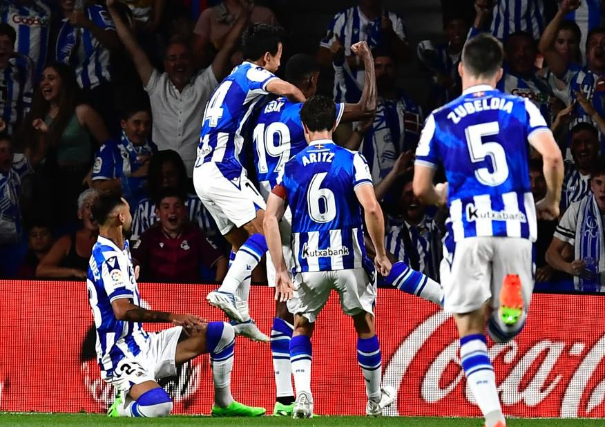 Real Sociedad celebrando el empate ante el Barcelona