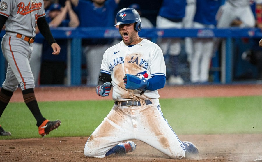 George Springer celebra carrera ante Orioles