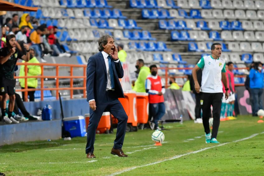 Guillermo Almada dirigiendo a Pachuca