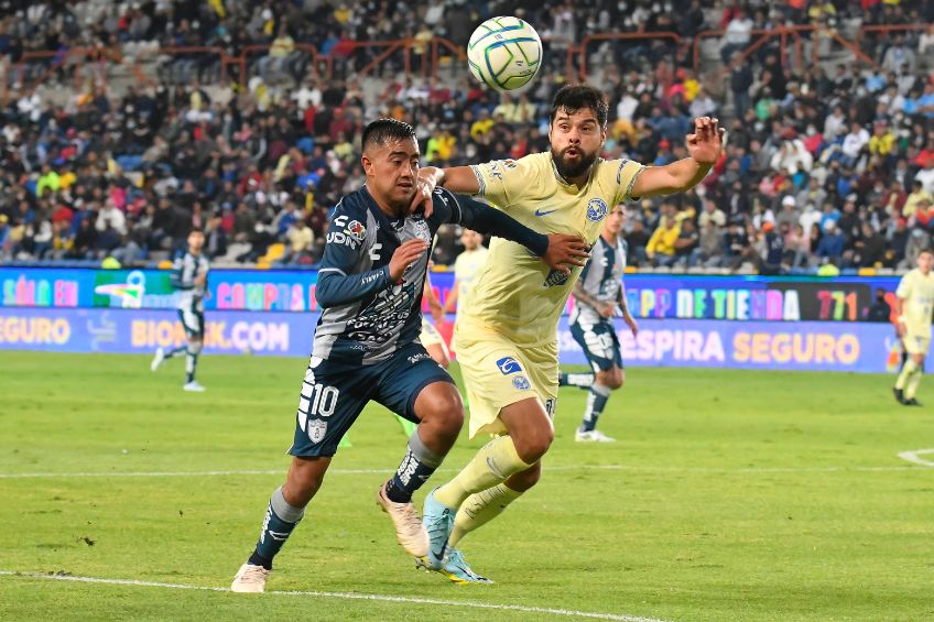 Néstor Araujo durante un partido del América