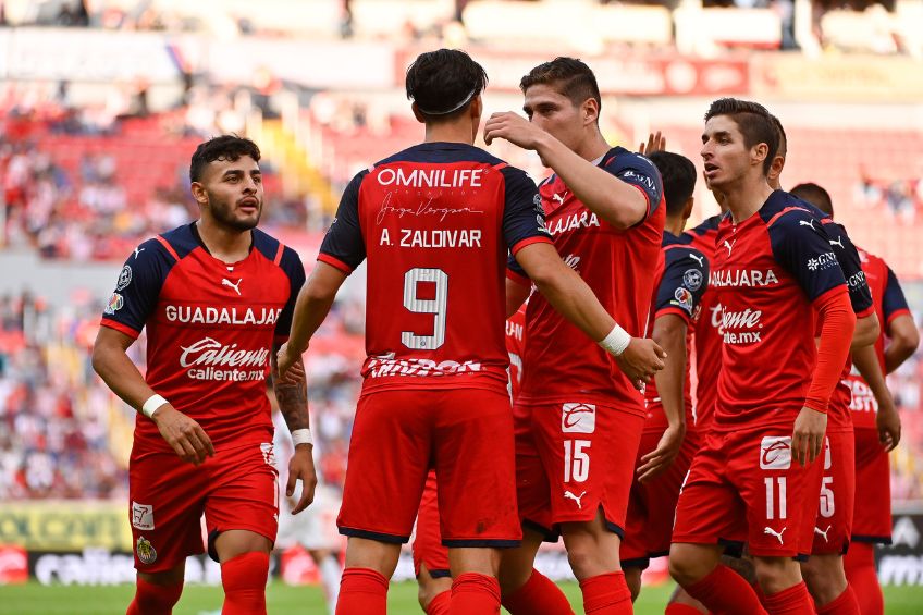 Jugadores de Chivas festejando un gol