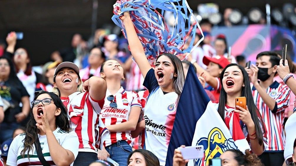 Aficionadas de Chivas durante partido