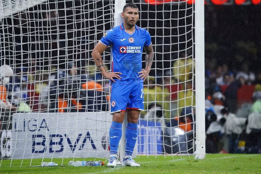 Juan Escobar en la derrota de Cruz Azul ante América