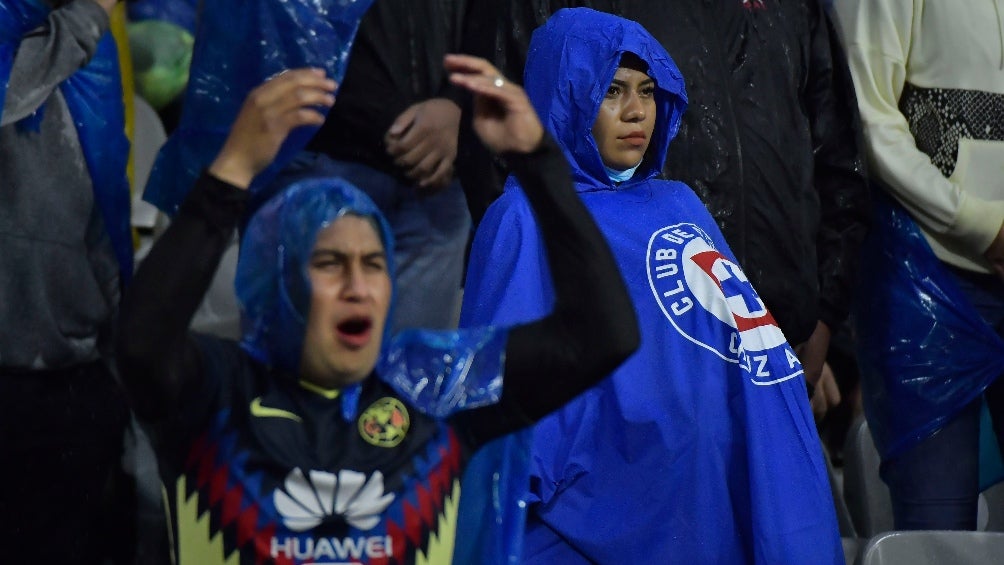 Afición en el Clásico Joven