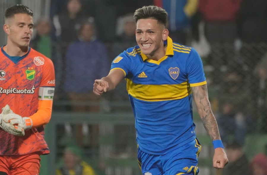 Luis Vázquez celebra el gol ante la mirada de Ezequiel Unsain