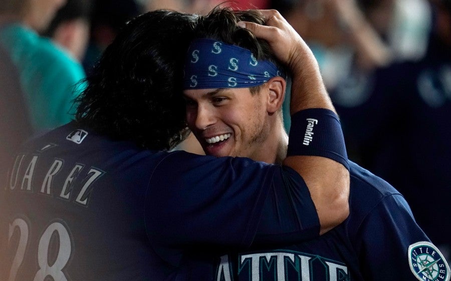 Eugenio Suárez felicita a Sam Haggerty en el dugout