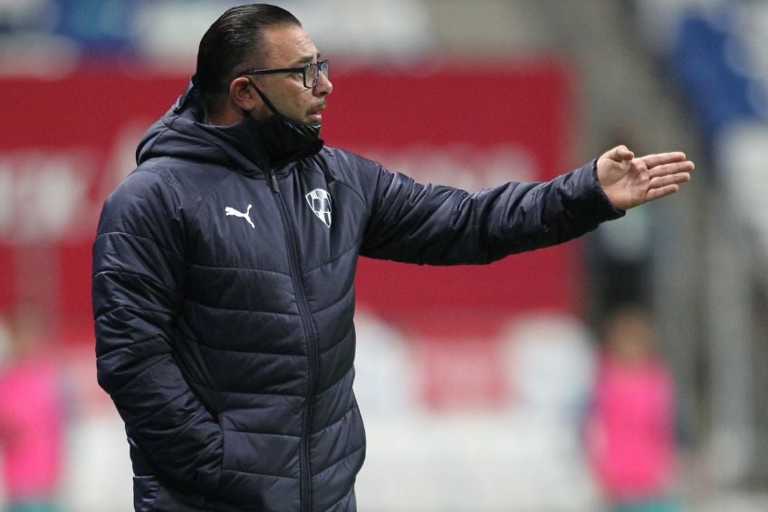 Antonio Mohamed dirigiendo a Rayados