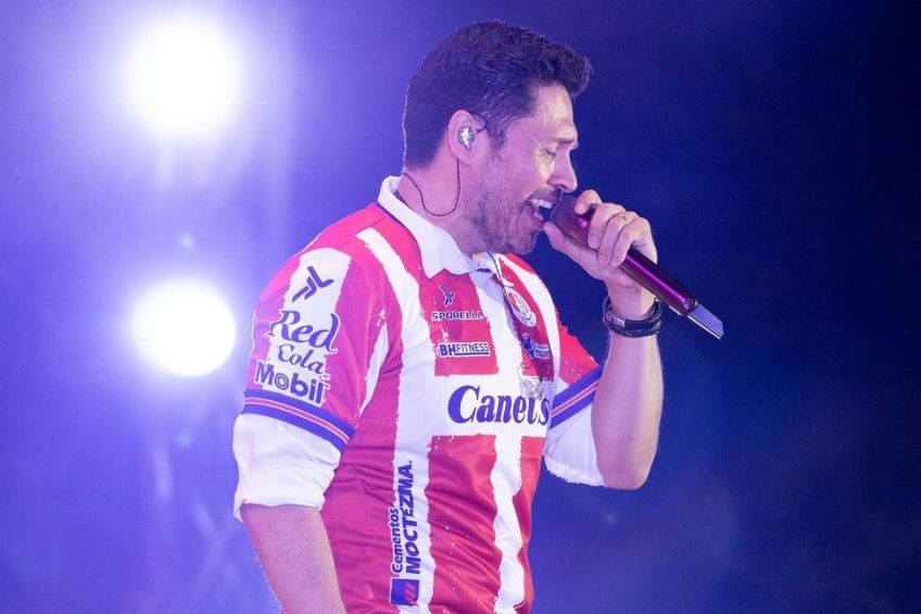 Integrantes de la Banda MS con el jersey del Atlético San Luis