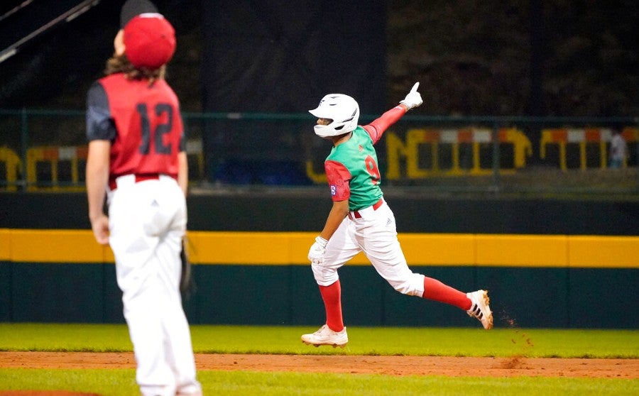 Miguel Padilla recorre las bases tras cuadrangular