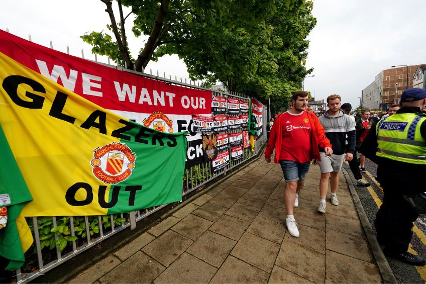 Aficionados del Manchester United protestando