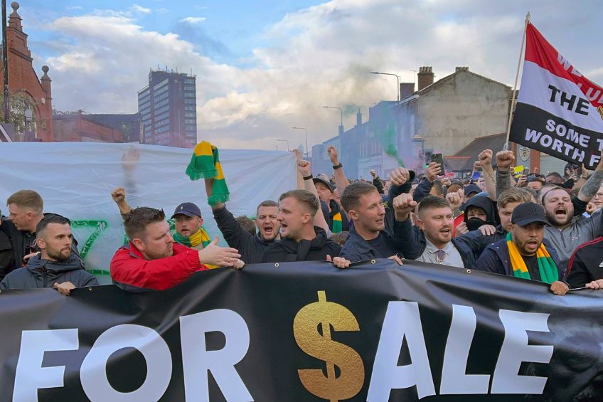 Aficionados del Manchester United protestando