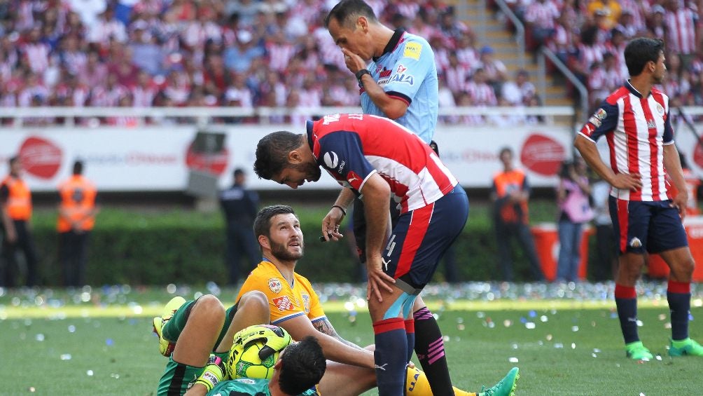 Santander durante el Chivas vs Tigres de la Final del 2017