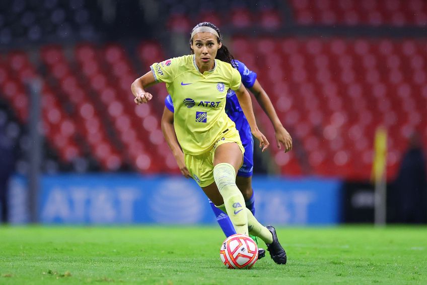 Sabrina Enciso durante un partido de América Femenil